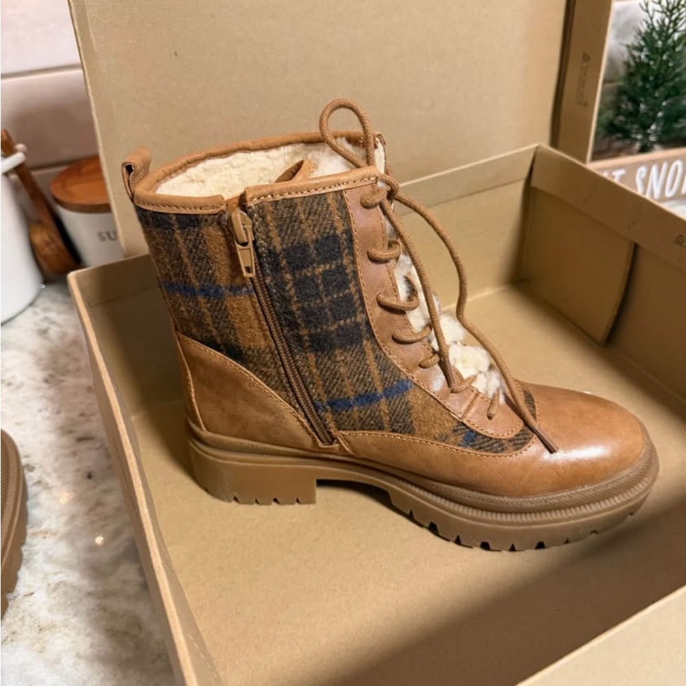 Lucky Brand Tan and Blue Lace Up Boots